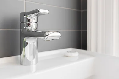 Salle de bain moderne : 15 idées de paniers rangement esprit nature 2026